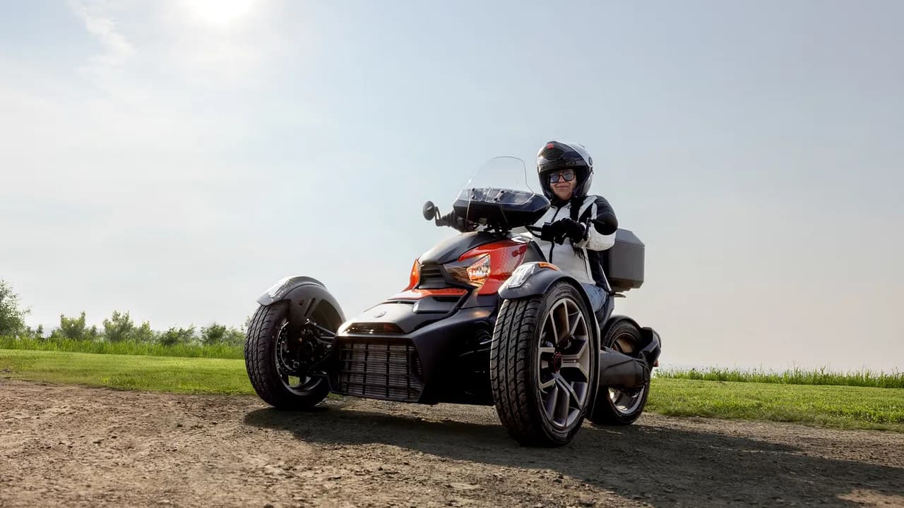 Can-Am Ryker с ветровым стеклом и багажным аксессуаром.