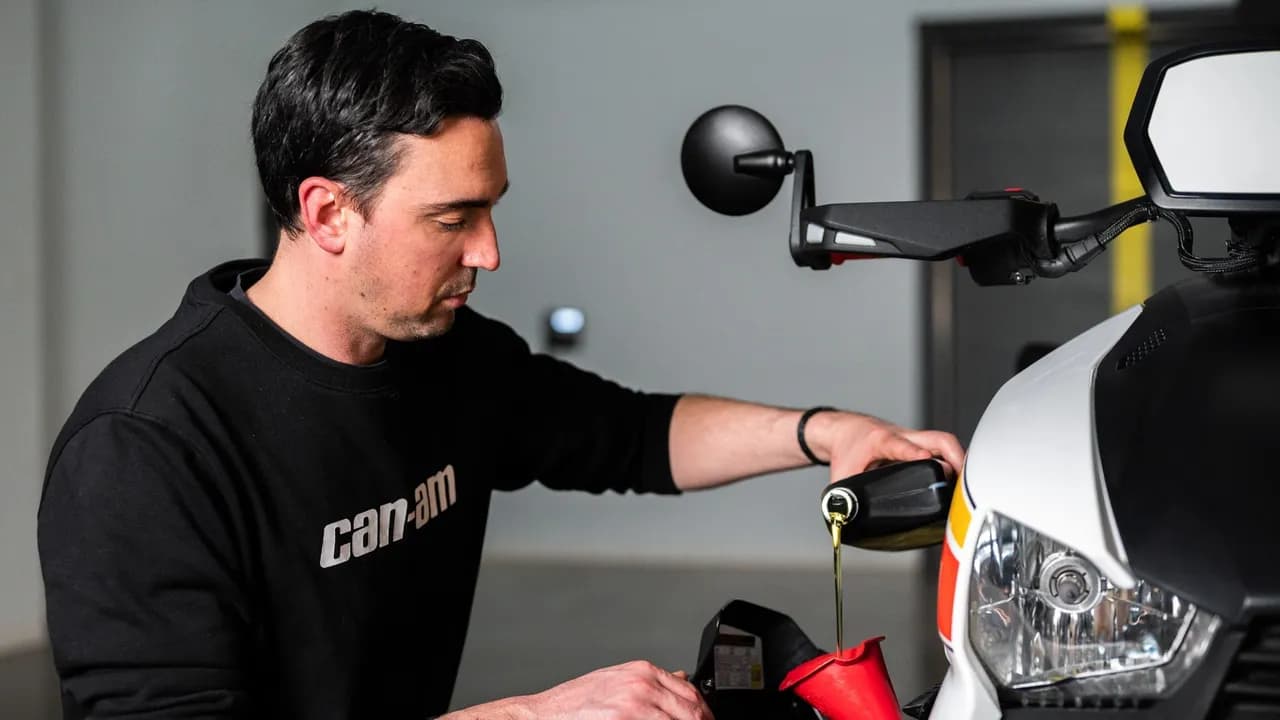 Заливка моторного масла при обслуживании Can-Am Ryker.