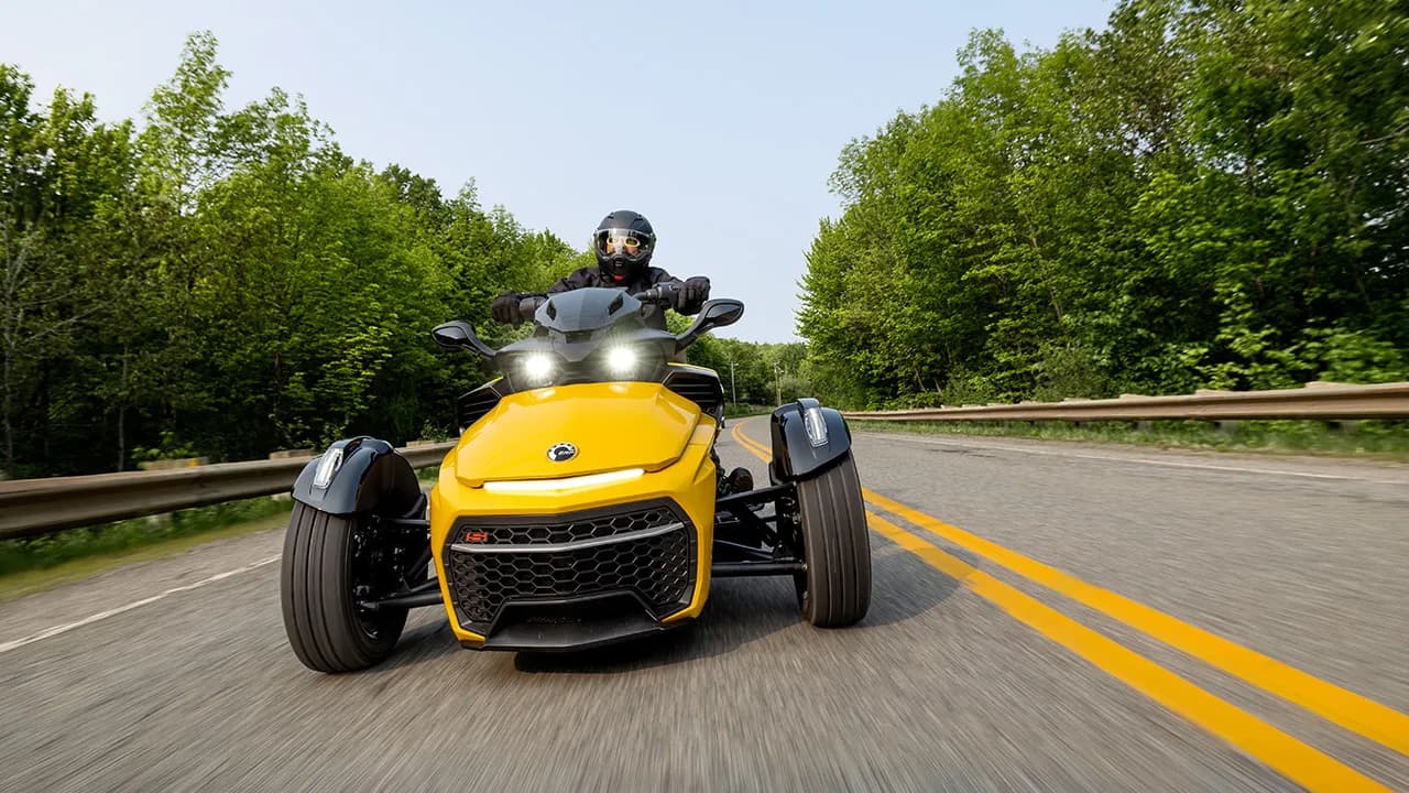 Can-Am Spyder F3 на дороге: два передних колеса и мотоциклетный руль.