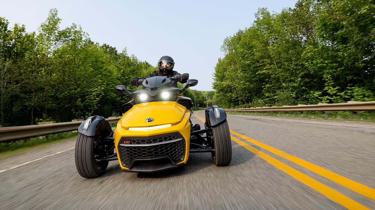 Can-Am Spyder F3 на дороге: два передних колеса и мотоциклетный руль.