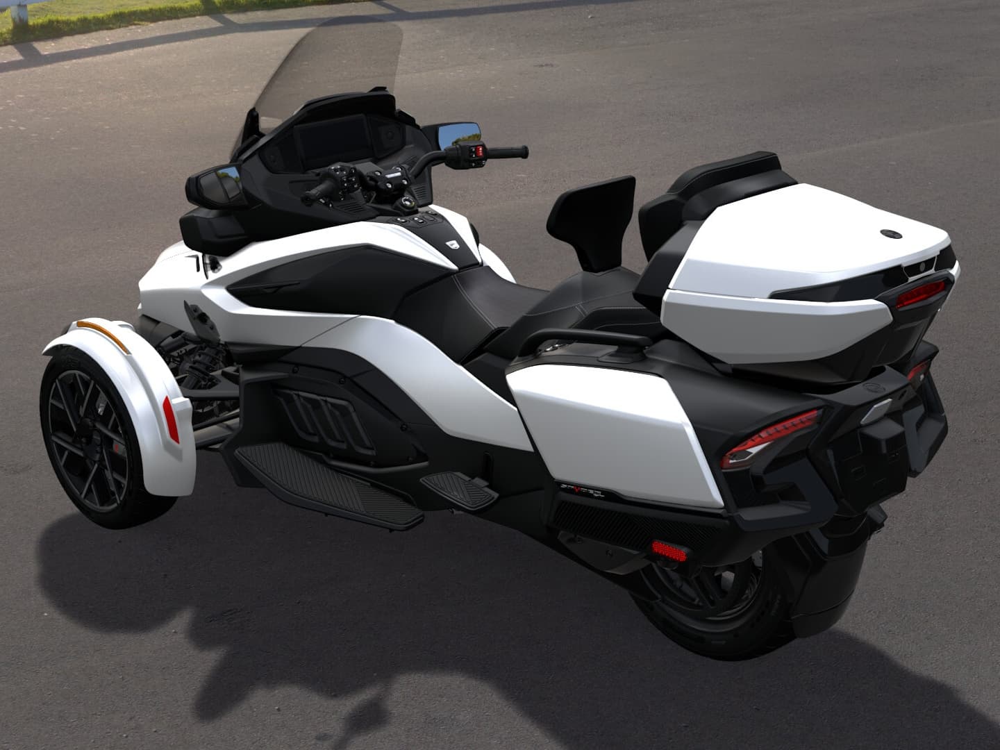 Can-Am Spyder RT Sea-to-Sky 2026 — Vegas White Satin — Сзади слева