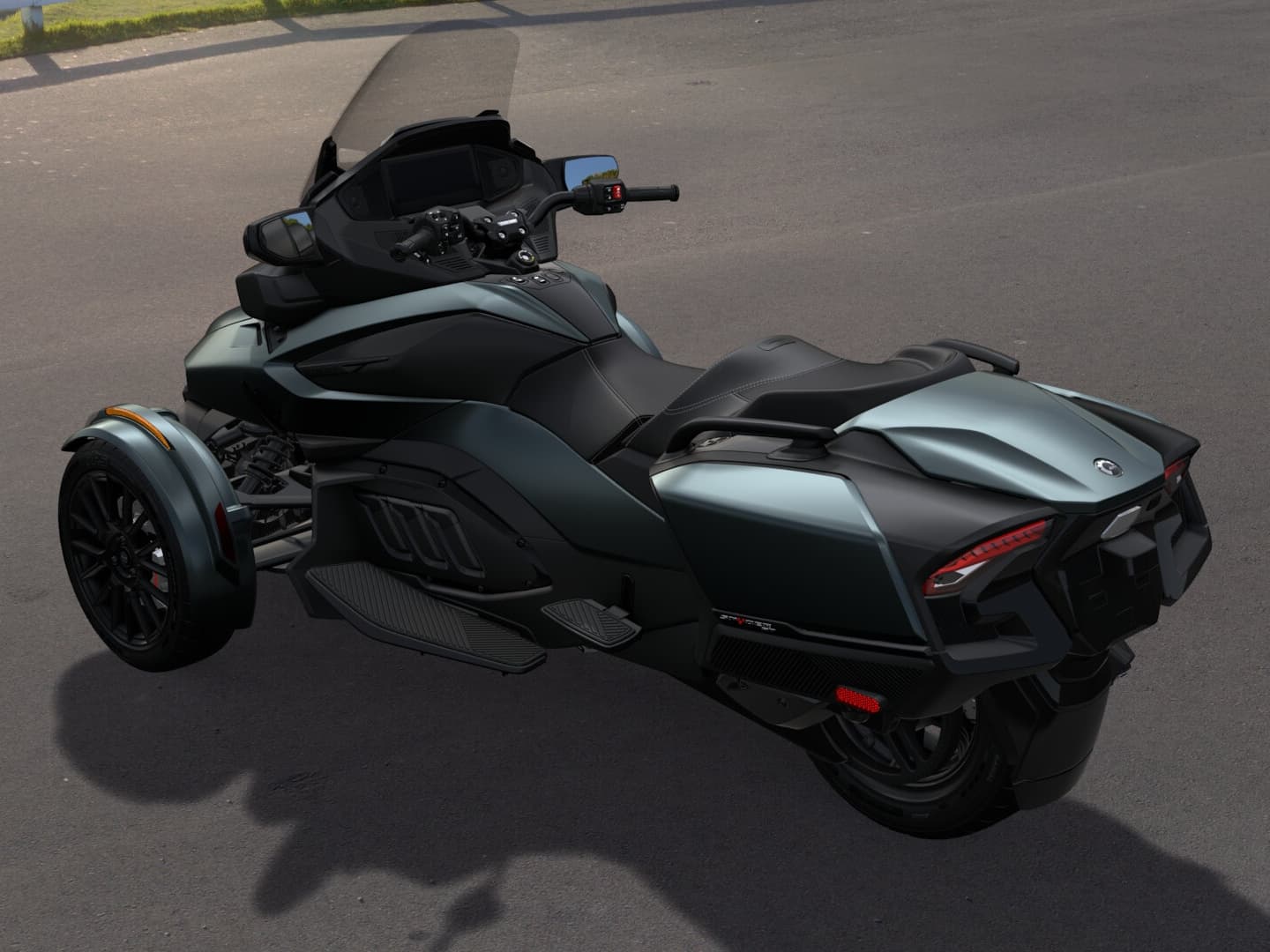 Can-Am Spyder RT 2026 — Mineral Blue — Сзади слева