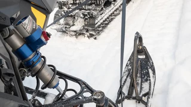 Буксировочные стропы между передней подвеской Ski-Doo и задней частью второго снегохода