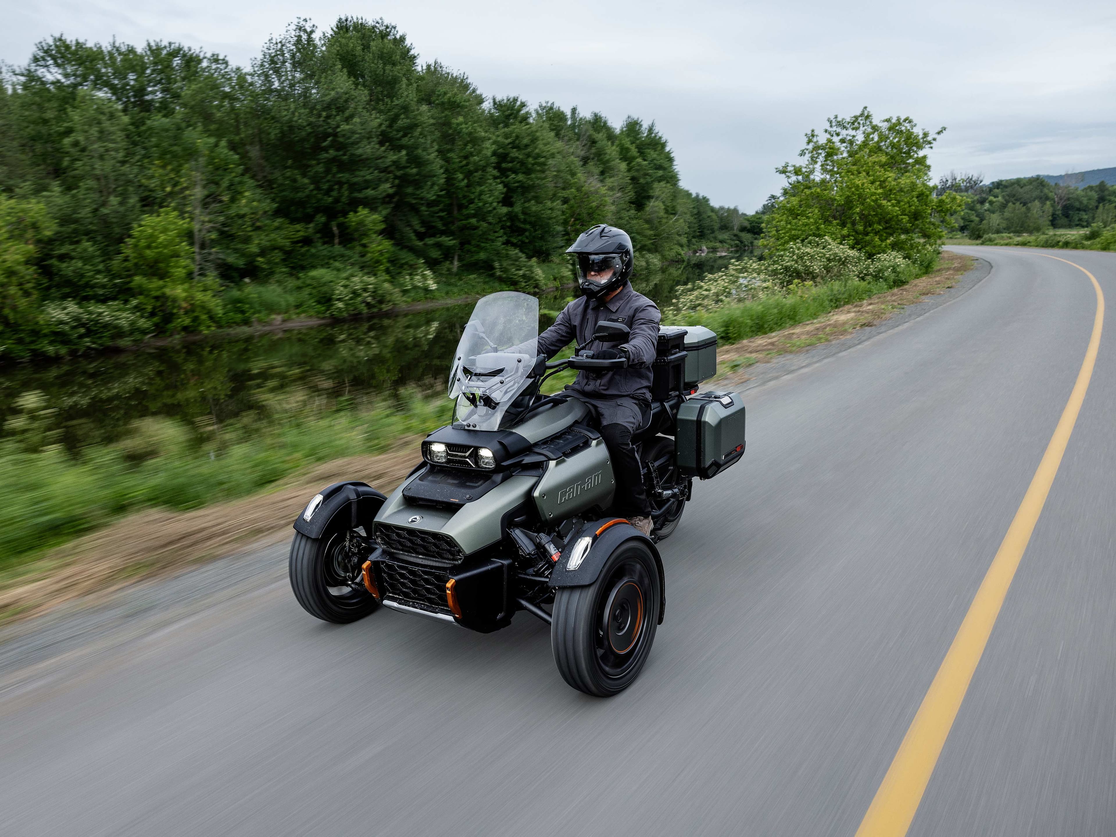 Can-Am Canyon Redrock с кофрами на асфальте: материалы BRP 2025 года.