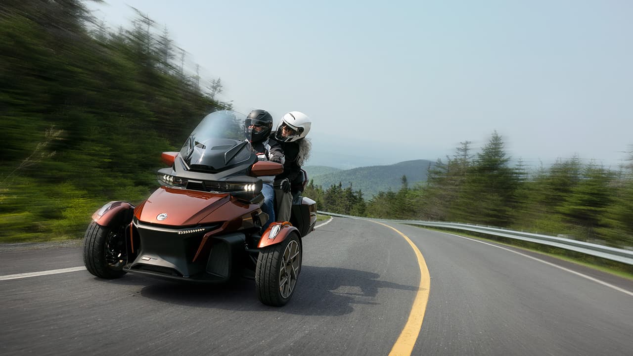 Водитель и пассажир на Can-Am Spyder RT.