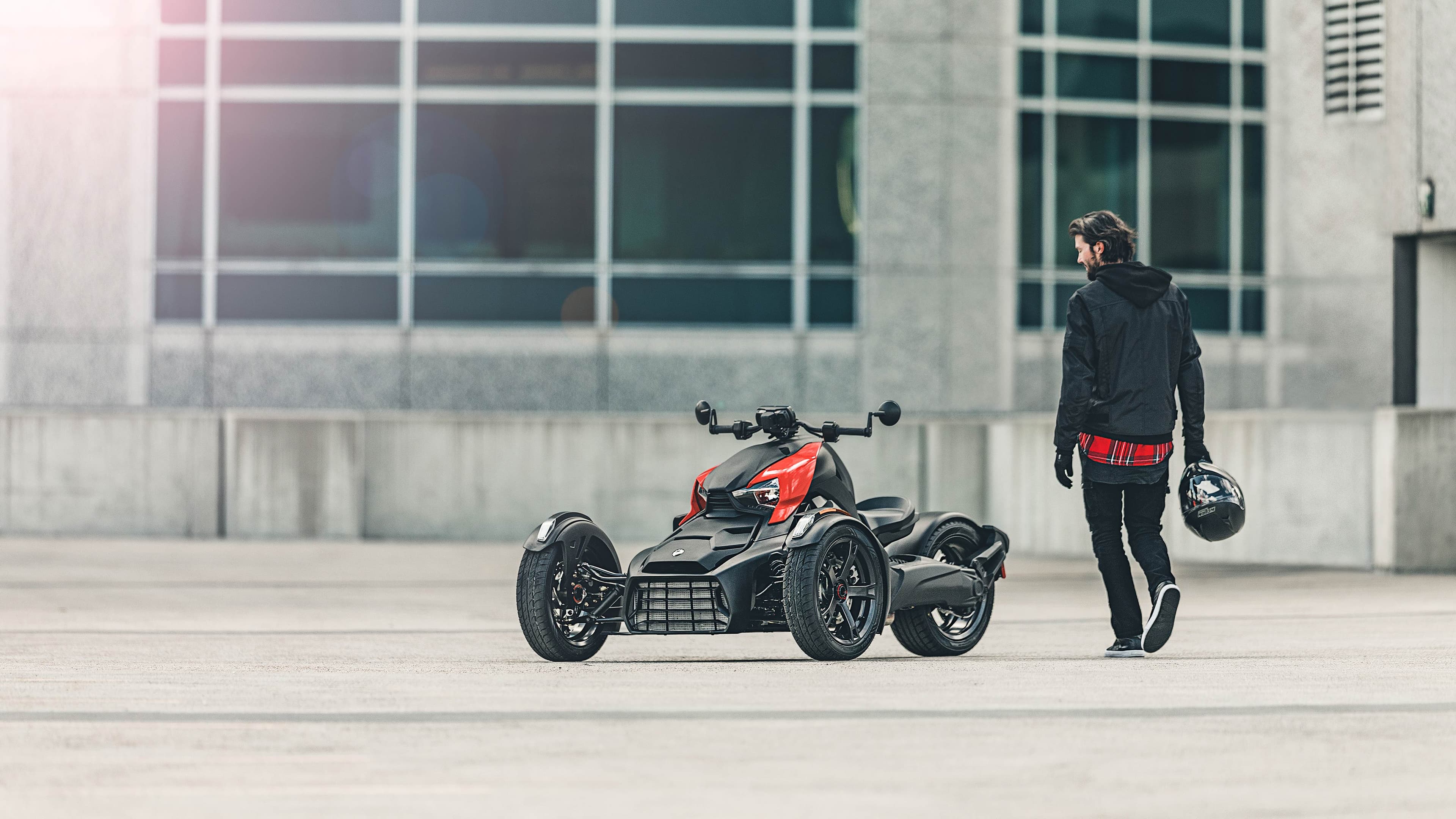 Can-Am Ryker на стоянке перед поездкой.
