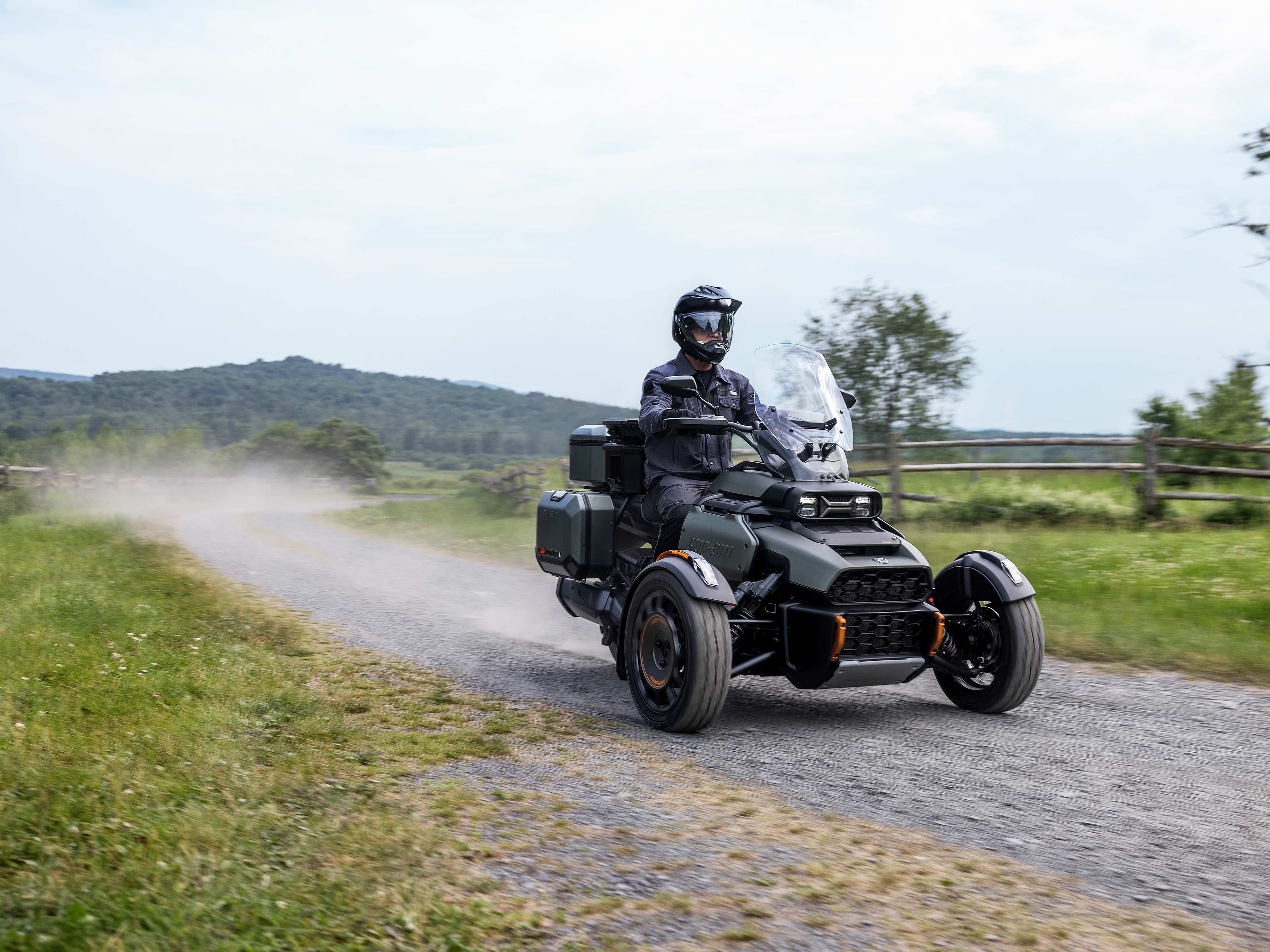 Can-Am Canyon Redrock на гравии: снимок из материалов BRP 2025 года.