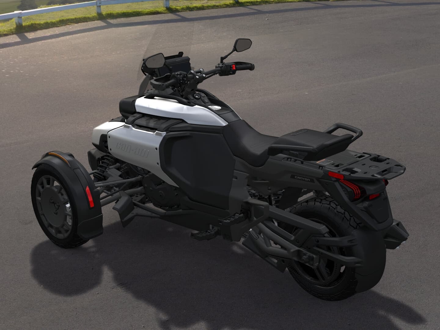Can-Am Canyon 2026 — Sterling Silver Satin — Сзади слева
