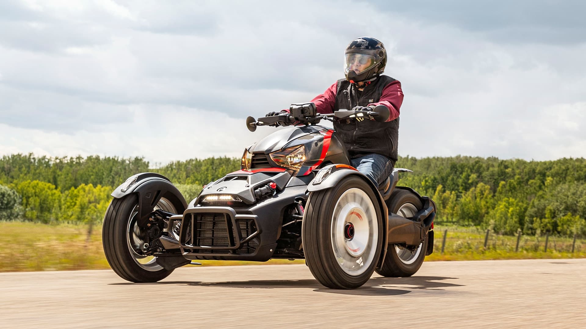 Can-Am Ryker Rally на дороге: снимок из материалов BRP 2024 года.