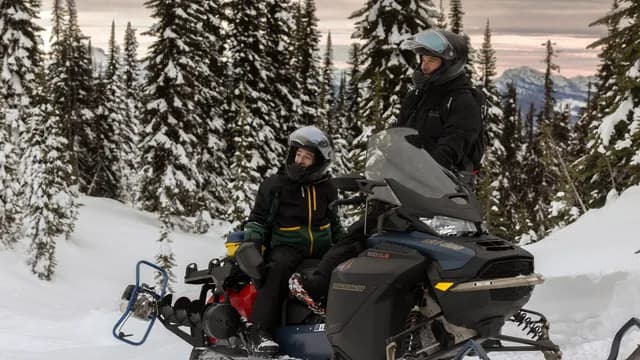 Фото Ski-Doo: остановка в заснеженном лесу. Иллюстрация сценария, съёмка MY25.