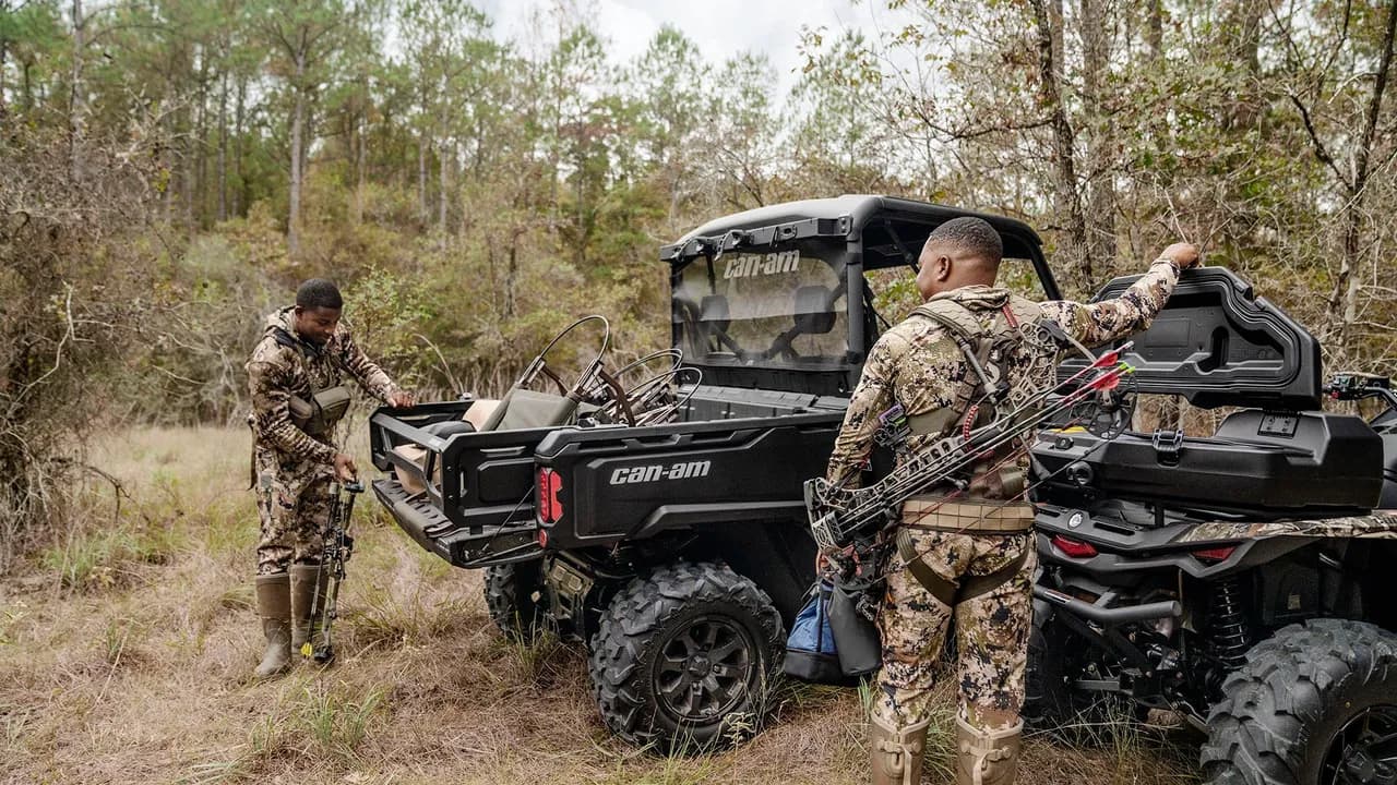 Снаряжение в кузове Can-Am Defender и кофре квадроцикла