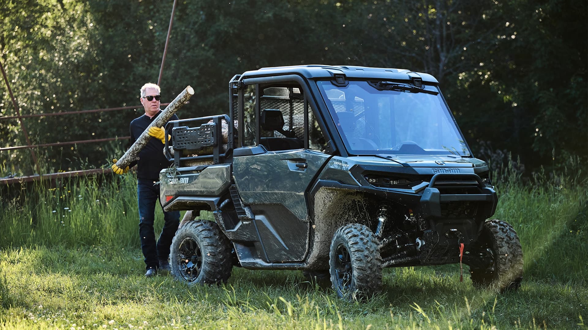 Погрузка древесины в отдельный кузов Can-Am Defender
