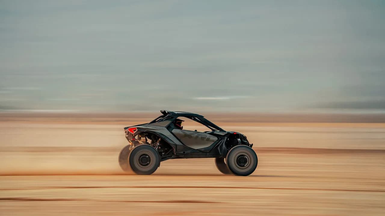 Спортивный Maverick R X rc на открытом маршруте