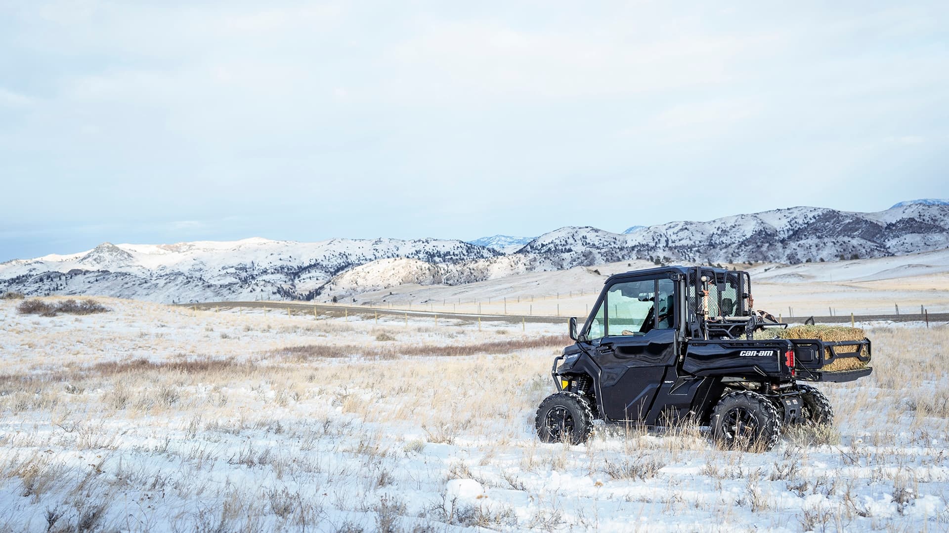 Defender с грузом на зимней дороге