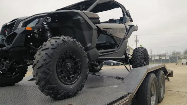 Maverick X3 закреплён на транспортном прицепе