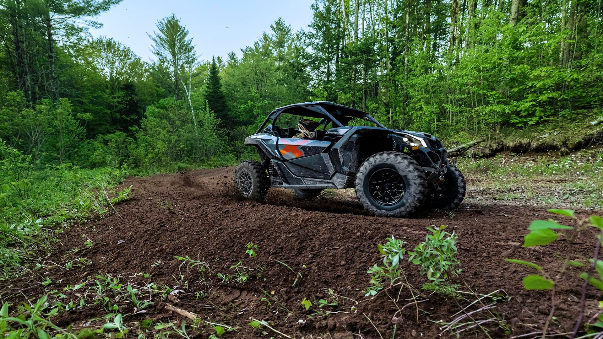 Maverick X3 на проложенном лесном маршруте