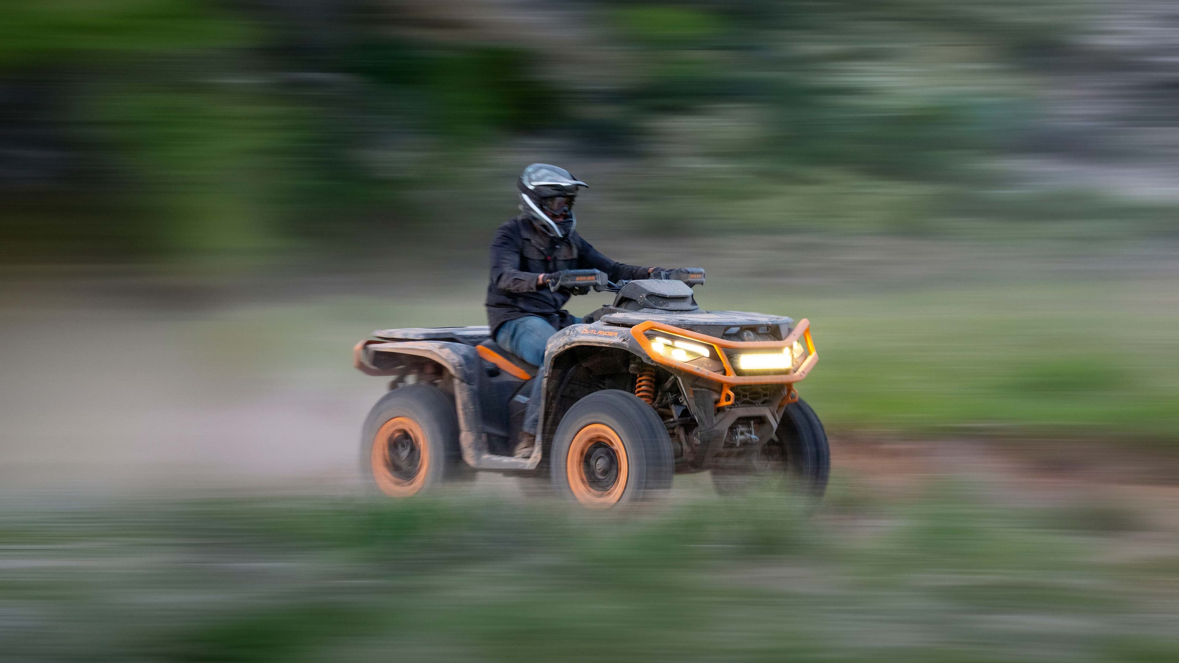 Четырёхколёсный Can-Am Outlander на грунтовой дороге