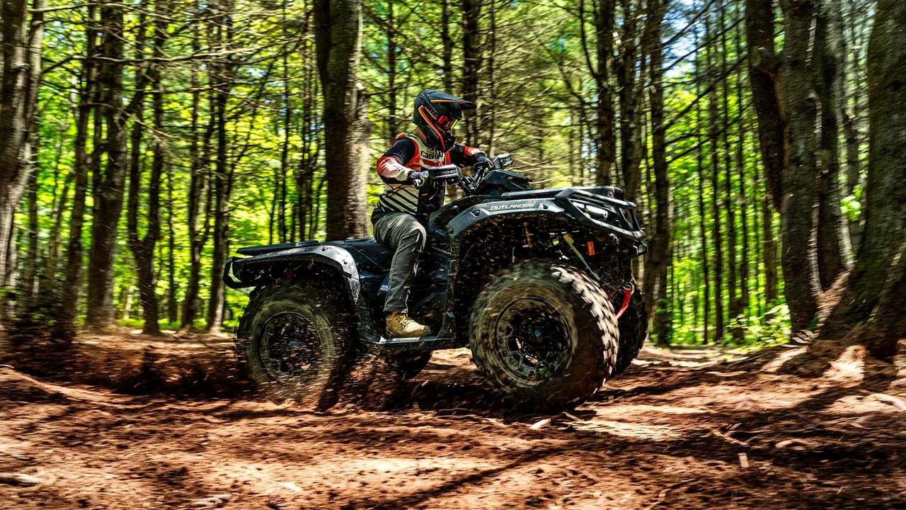 Can-Am Outlander Backcountry на лесной дороге