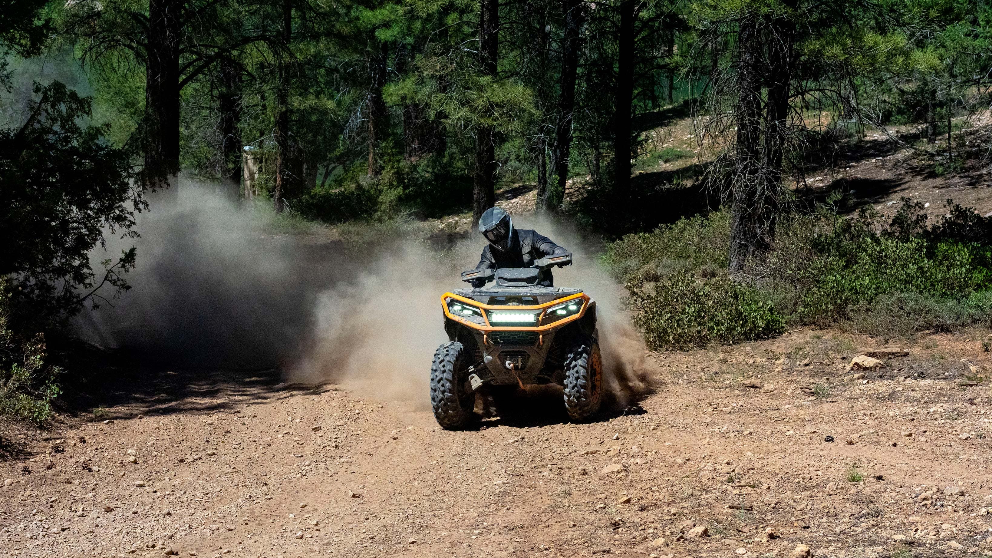 Can-Am Outlander на грунтовой дороге
