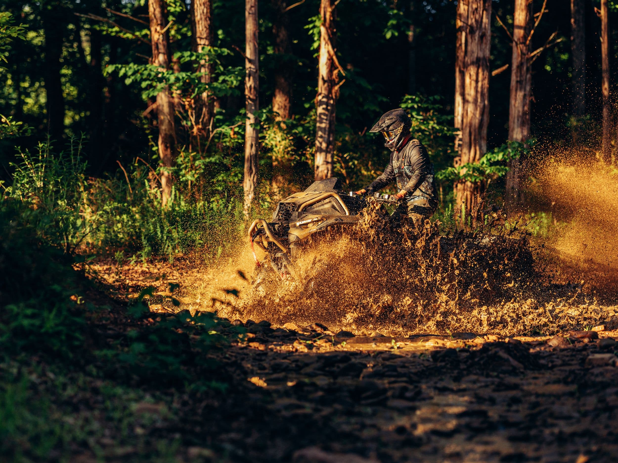 Can-Am Outlander на грязевом маршруте.