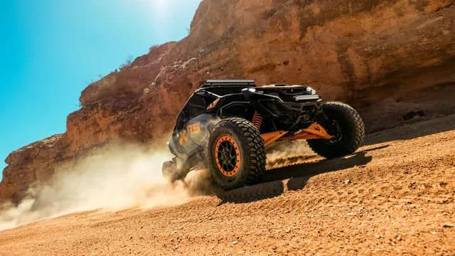 Багги Can-Am Maverick X rs в движении по грунту.