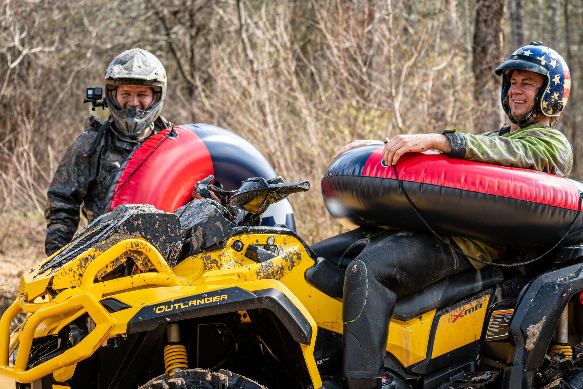 Квадроциклы Can-Am Outlander X mr и люди с надувными кругами, модельный год 2021.