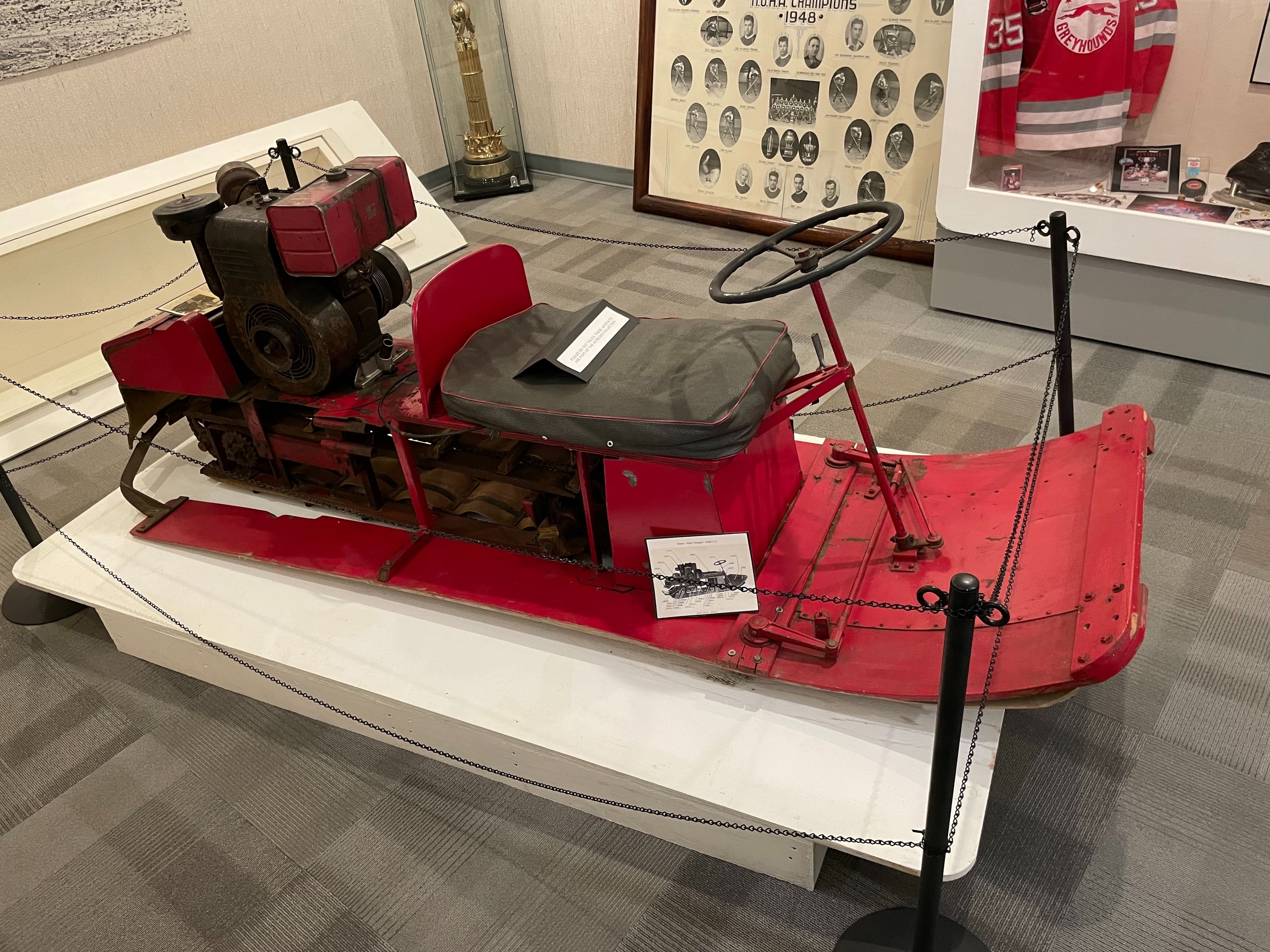 Eliason Motor Toboggan K-12 в музее Sault Ste. Marie.
