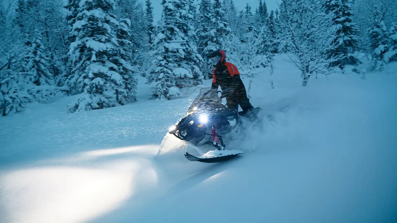 Lynx Commander RE 900 ACE Turbo R в зимней поездке, модельный год 2027.