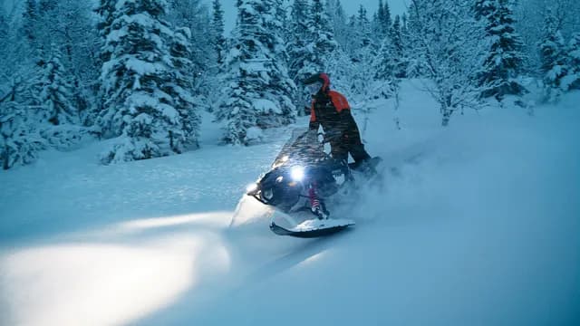 Lynx Commander RE 900 ACE Turbo R в зимней поездке, модельный год 2027.
