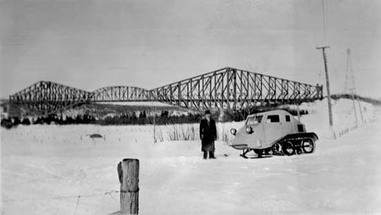 Жозеф-Арман Бомбардье рядом с B7, 1936 год.