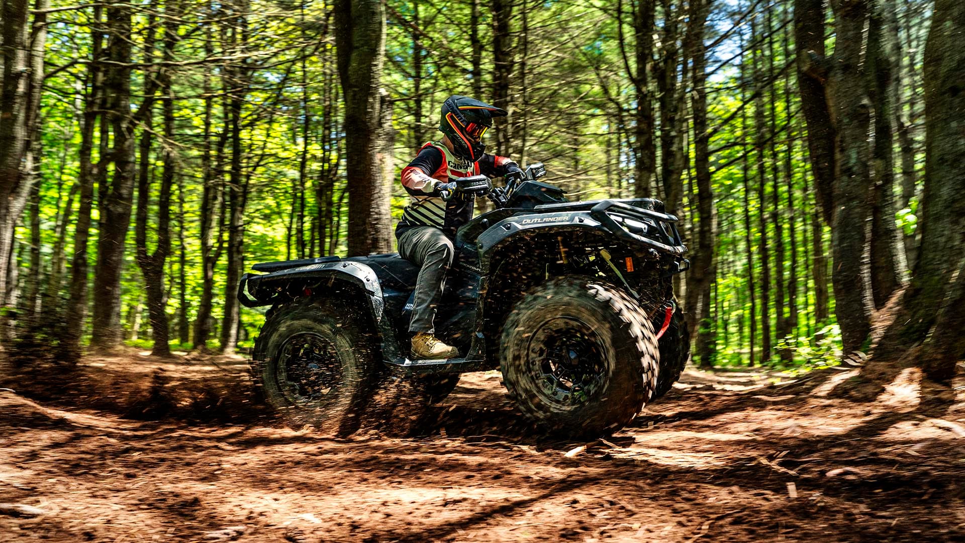 Can-Am Outlander Backcountry 1000R на лесном маршруте.