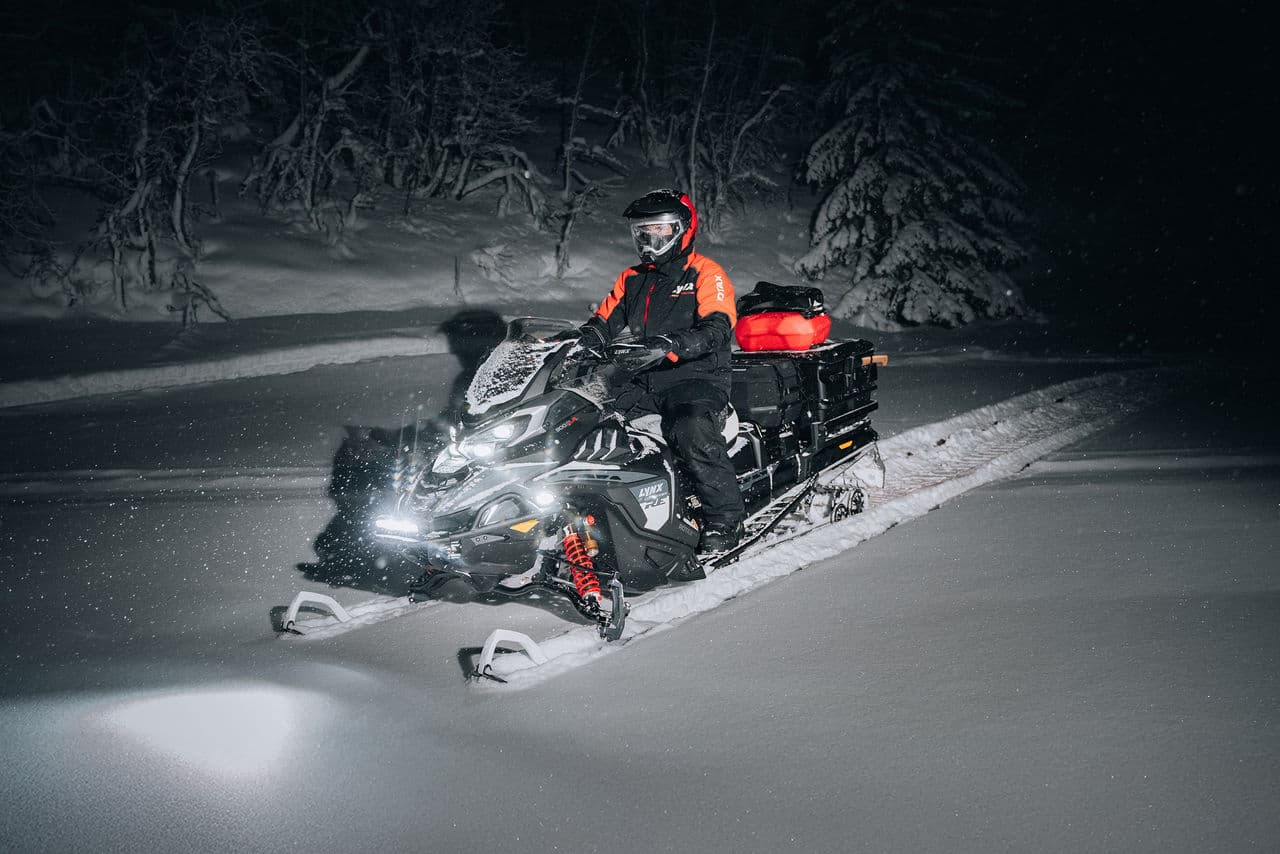 Lynx Commander RE 900 ACE Turbo R в вечерней поездке, модельный год 2027.