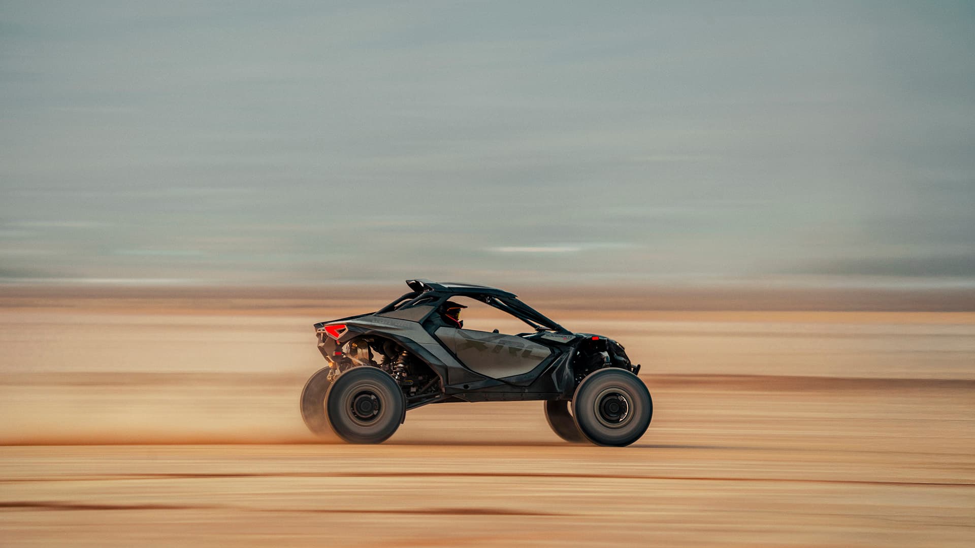 Can-Am Maverick R на песчаном маршруте.