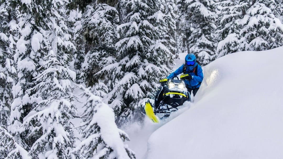 Ski-Doo Summit в глубоком снегу, модельный год 2023.
