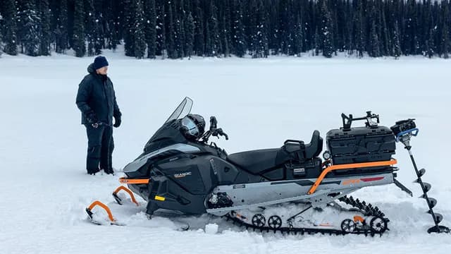 Ski-Doo Skandic SE 900 ACE у заснеженного водоёма, модельный год 2027.