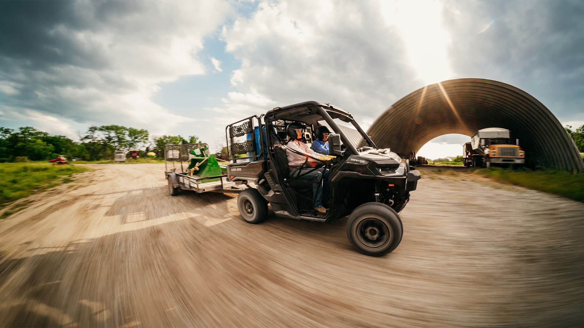 Can-Am Defender с прицепом на рабочем маршруте.