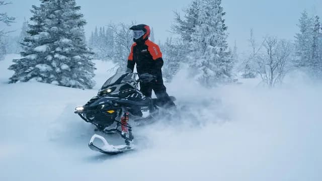 Lynx Commander RE 900 ACE Turbo R в заснеженном лесу, модельный год 2027.