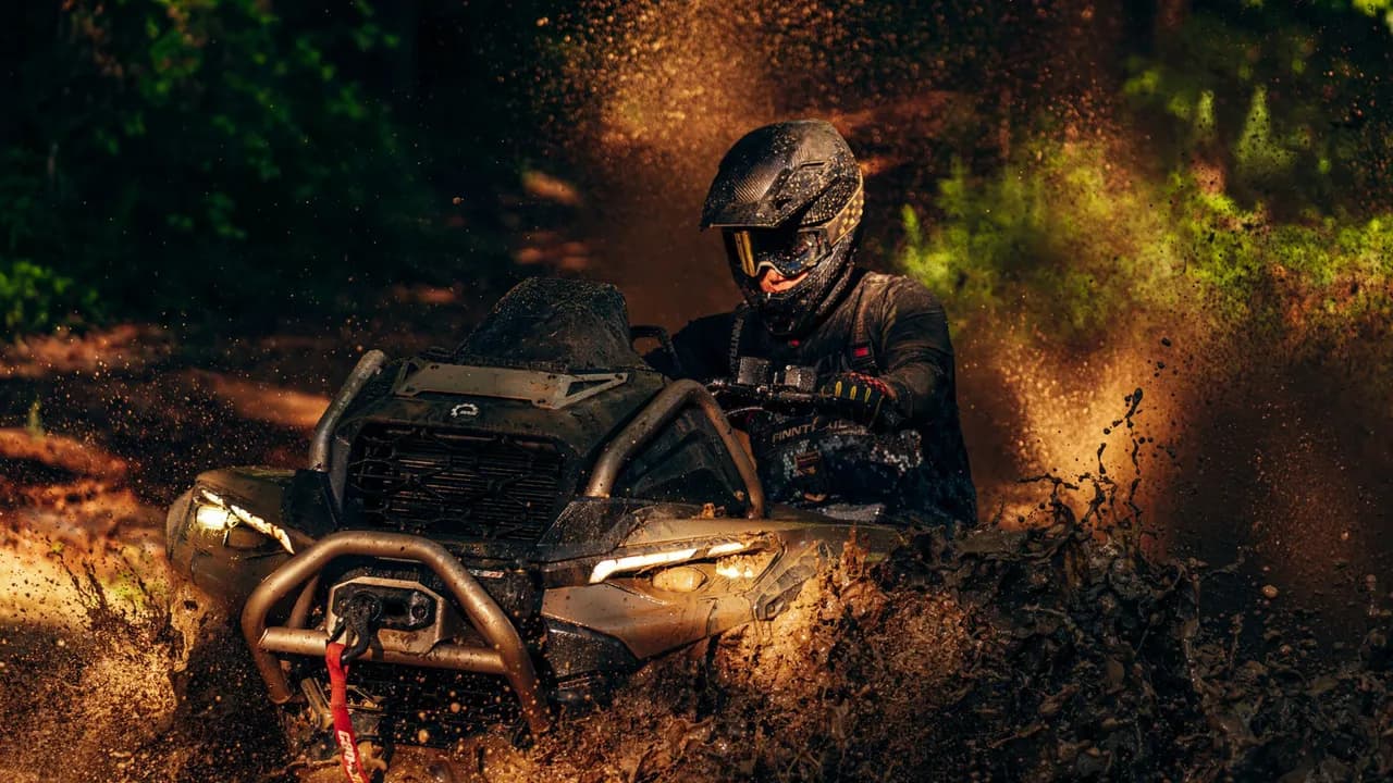 Can-Am Outlander на грязевом маршруте.
