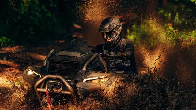 Can-Am Outlander на грязевом маршруте.