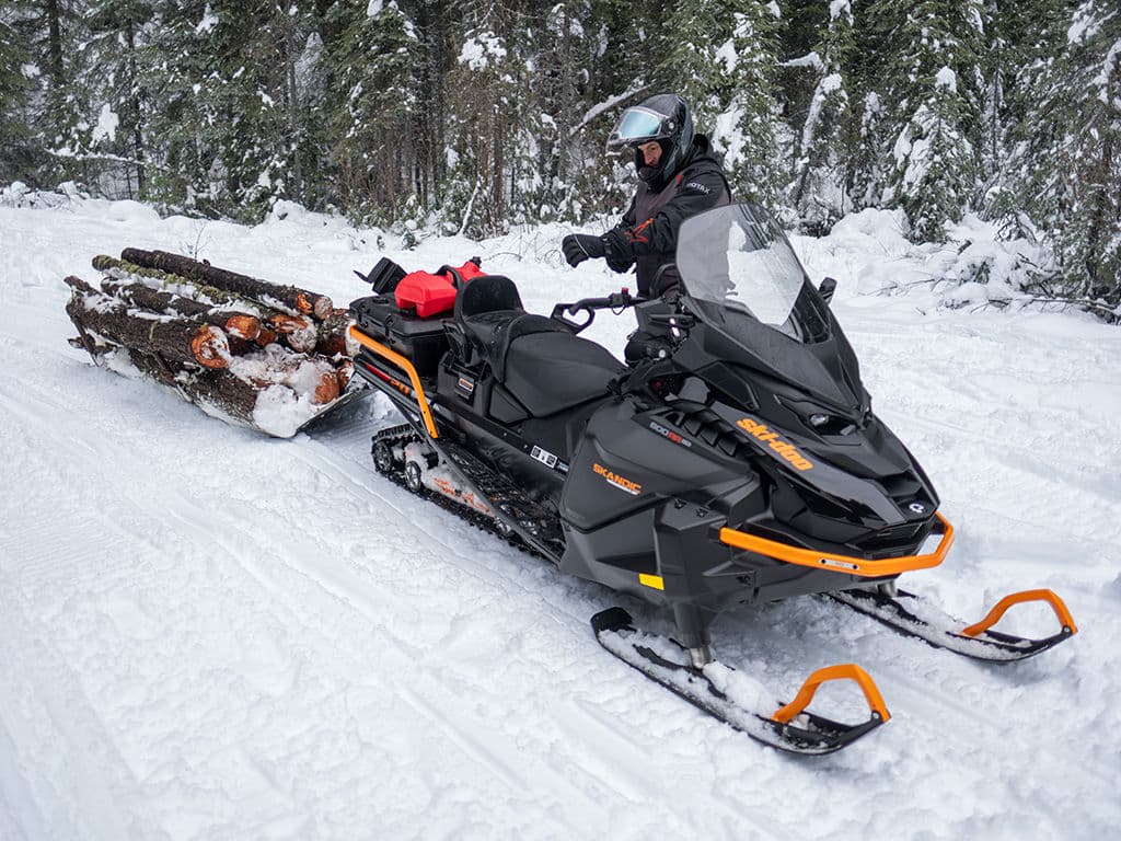Ski-Doo Skandic LE 600RR E-TEC с санями в заснеженном лесу, модельный год 2027.