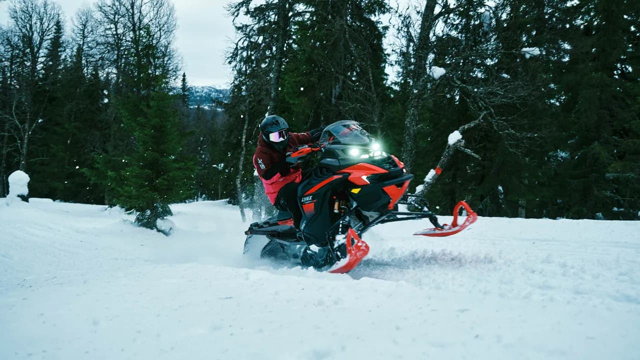 Lynx Xterrain RE на заснеженном маршруте, модельный год 2025.