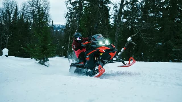 Lynx Xterrain RE на заснеженном маршруте, модельный год 2025.
