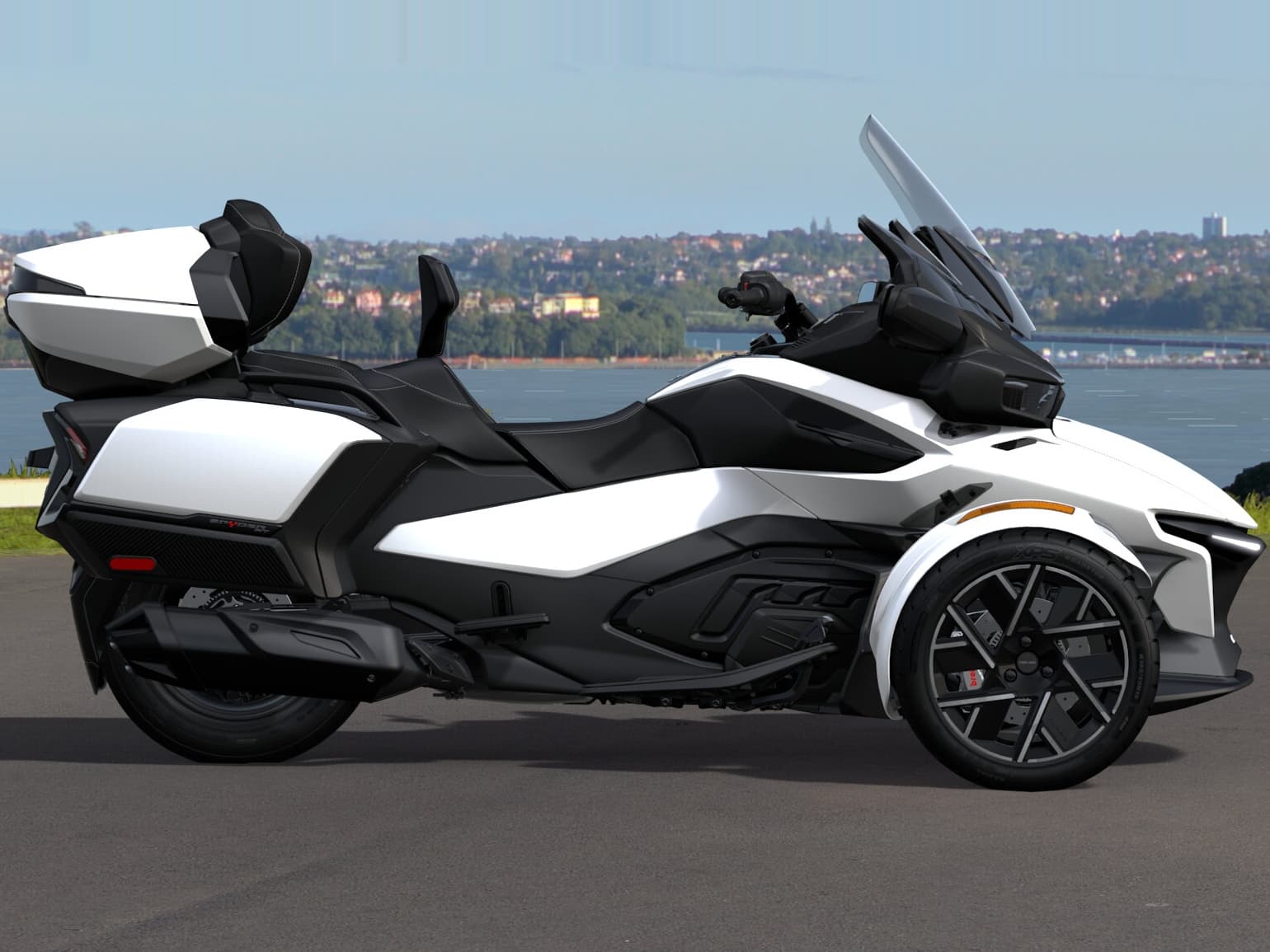 Can-Am Spyder RT Sea-to-Sky 2026 — Vegas White Satin — Вид сбоку