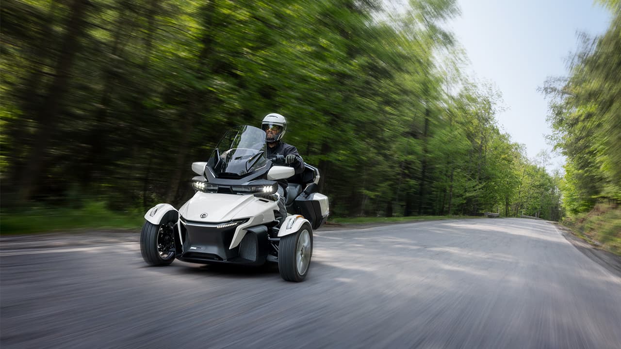 Can-Am Spyder RT на сухой асфальтовой дороге.