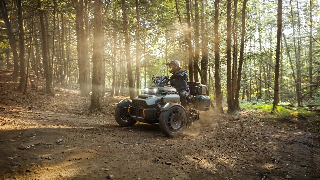 Can-Am Canyon на лесной дороге.