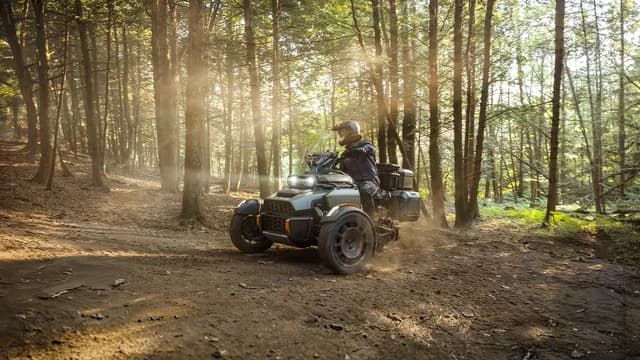 Can-Am Canyon на лесной дороге.