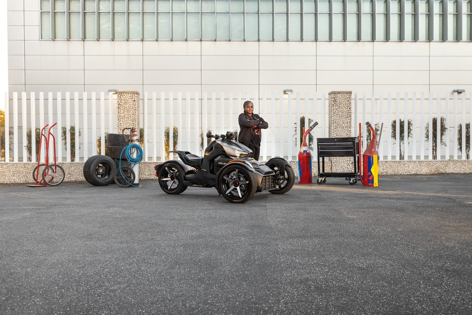 Can-Am Ryker Sport рядом с инструментами и оборудованием для обслуживания.