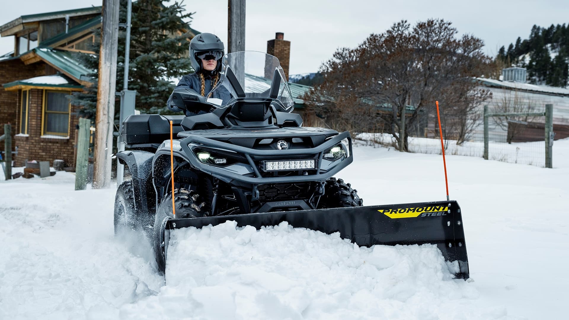 Can-Am Outlander с отвалом убирает снег на участке