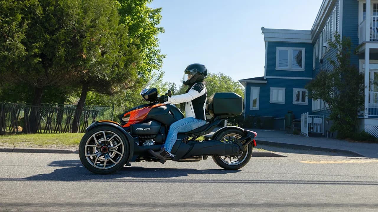 Can-Am Ryker с багажным аксессуаром на городской улице.