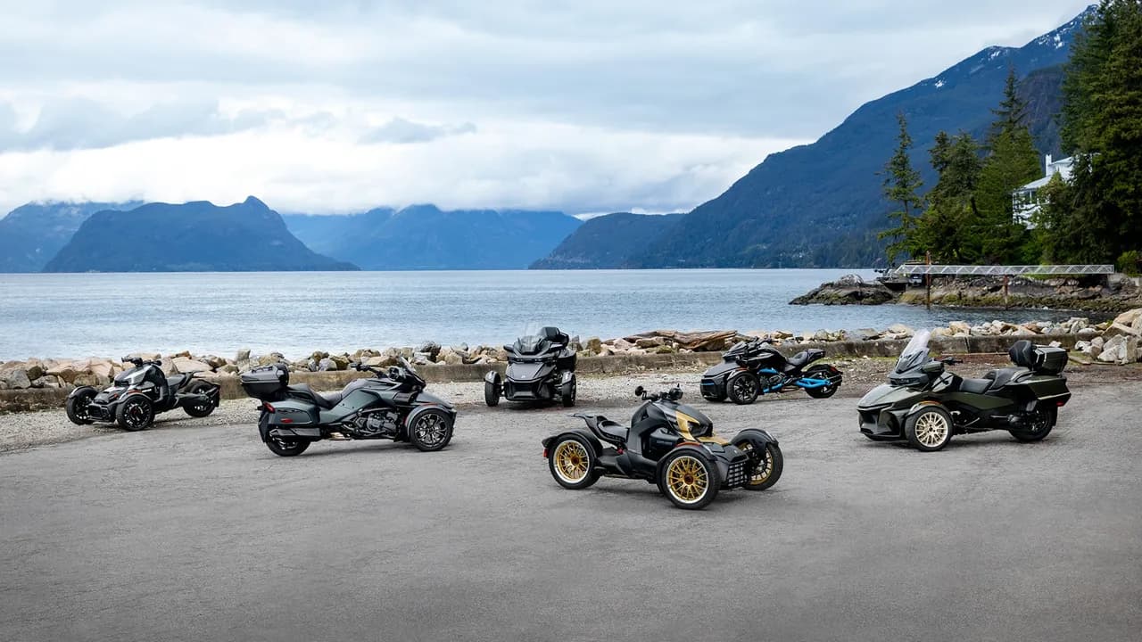 Дорожные трициклы Can-Am Spyder и Ryker в материалах BRP для модельного ряда 2023 года.